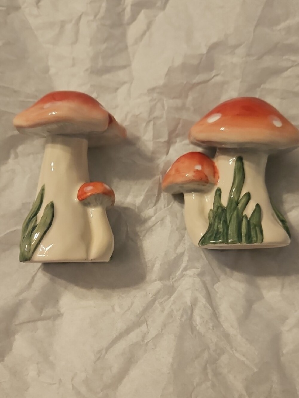 Ceramic Red & White Mushroom Salt and Pepper Shakers - Picture 4 of 8